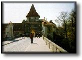 940423 055-12 B Krumlov - Bridge Entrance To Old Part of Town.jpg (5712 bytes)