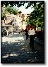 940903 064-10a B Krumlov - Wooden Bridge Over the Moldau.jpg (12712 bytes)